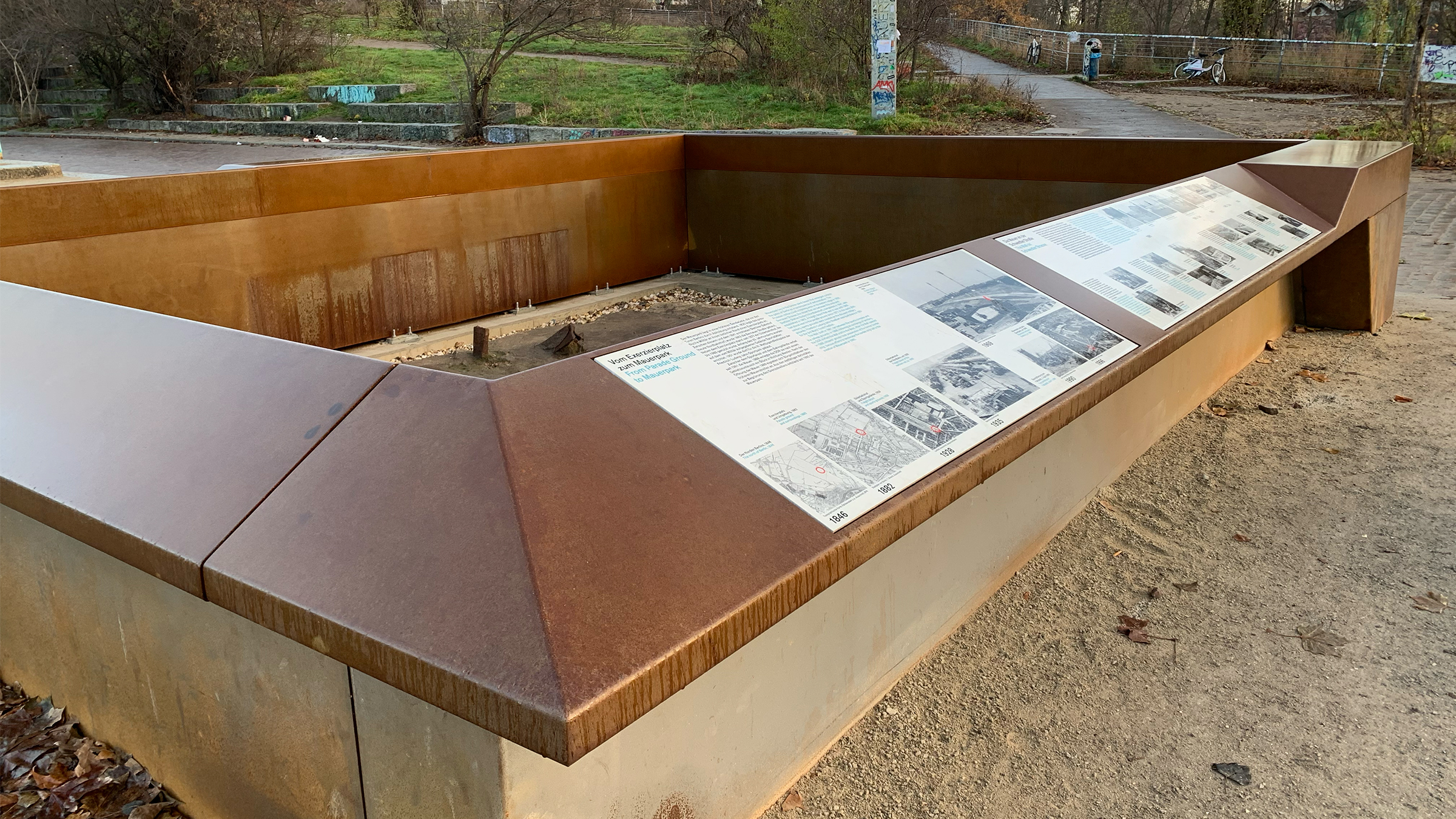 Archäologisches Fenster der Gedenkstätte | Detailfoto Stahlecke